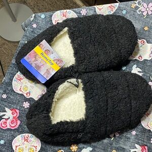 HomeTop Women’s Black Fuzzy Slippers Slip-On House Shoes Size 7-8